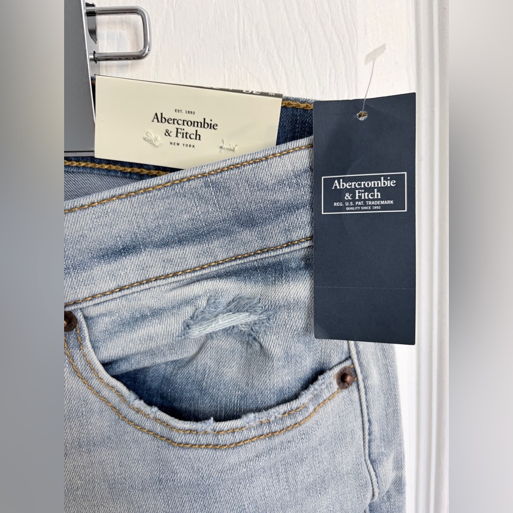 NWT Abercrombie & Fitch Men's Light Blue Distressed Jeans W30L32 - Picture 2 of 9